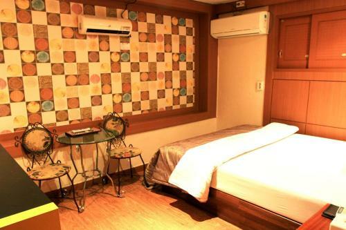 Q Motel