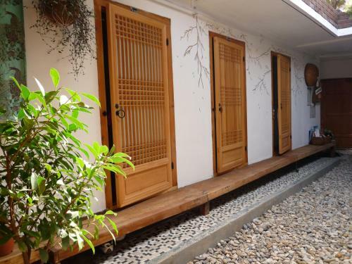 Hostal Raon Guesthouse