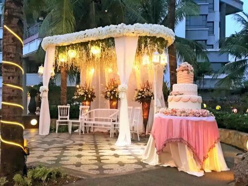Grand Tropic Suites Hotel