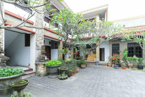 Hostal Puri Jayaraja Guest House