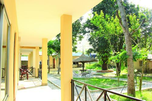 Hotel Chitwan Safari Camp & Lodge