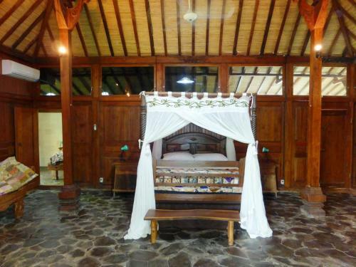 Lovina Beachhouse Villas