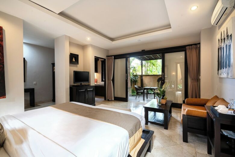 Hotel Bebek Tepi Sawah Restaurant & Villas
