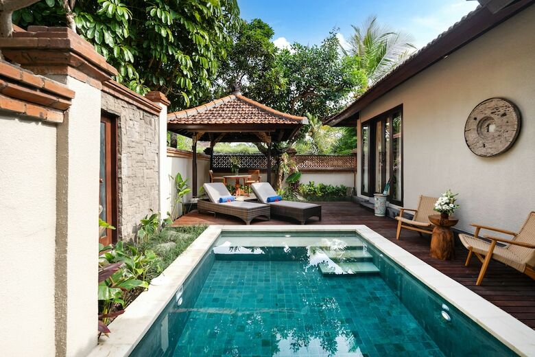 Hotel Bebek Tepi Sawah Restaurant & Villas