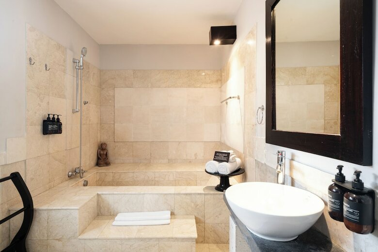 Hotel Bebek Tepi Sawah Restaurant & Villas