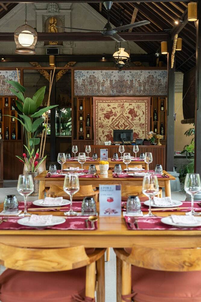 Hotel Bebek Tepi Sawah Restaurant & Villas