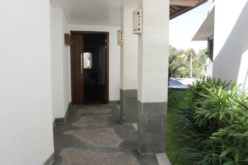 Water Edge Villa By Soscomma