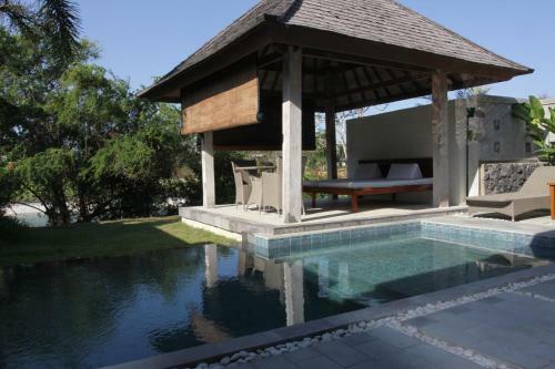 Water Edge Villa By Soscomma