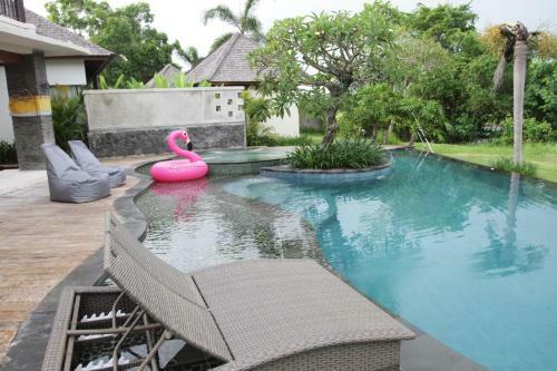 Water Edge Villa By Soscomma