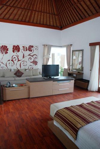 Water Edge Villa By Soscomma