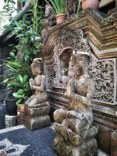 Hostal Nuriani Guest House