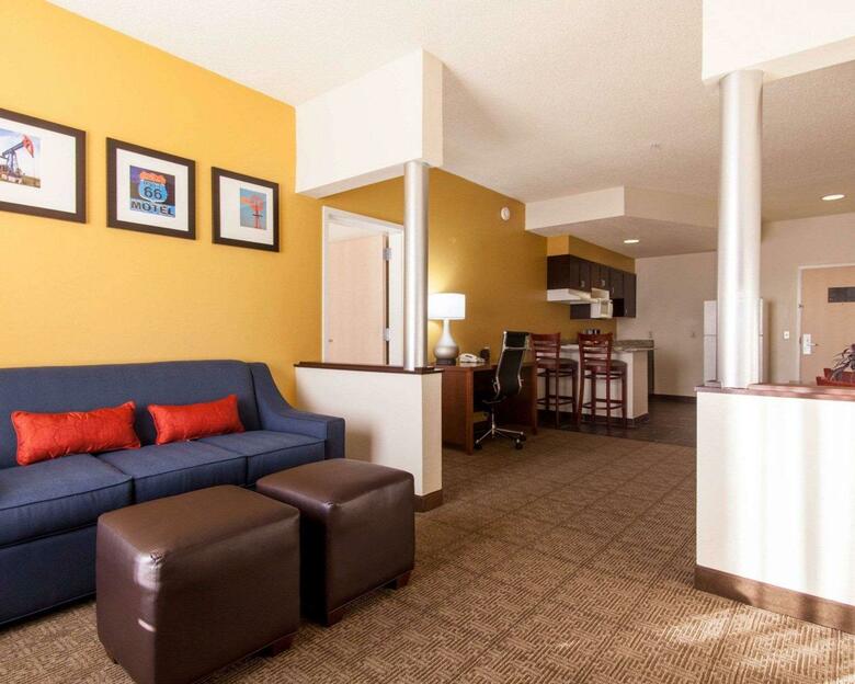 Hotel Comfort Suites Central/i-44