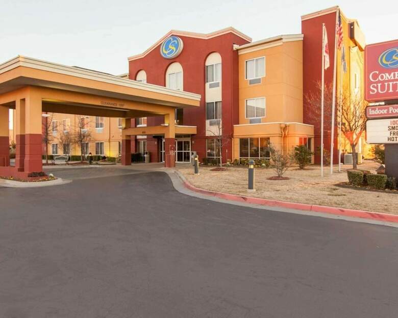 Hotel Comfort Suites Central/i-44