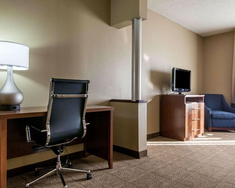 Hotel Comfort Suites Central/i-44