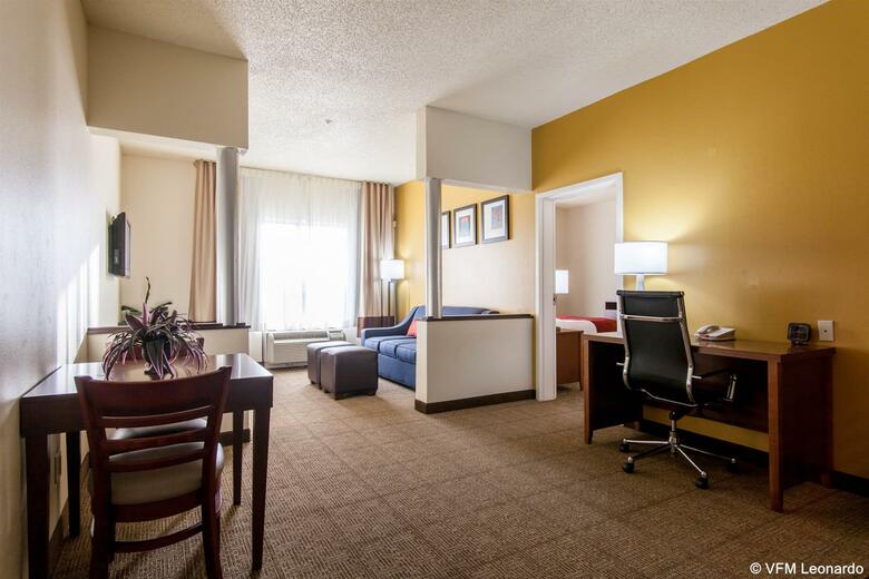 Hotel Comfort Suites Central/i-44