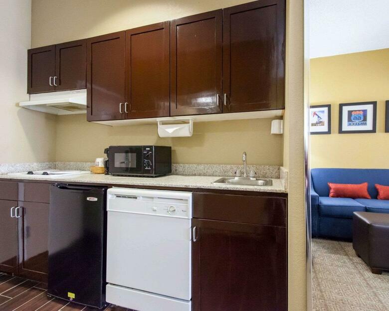 Hotel Comfort Suites Central/i-44