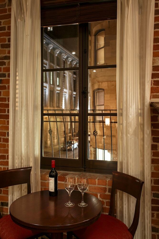 Nelligan Hotel