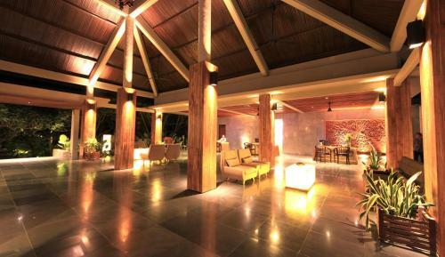 Hotel Candi Beach Resort & Spa