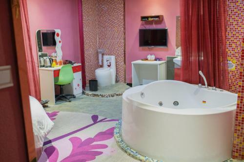 Hotel Theme Was Love Jiangwan Branch