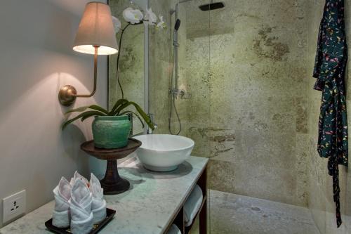 Hostal Room & Vespa 3