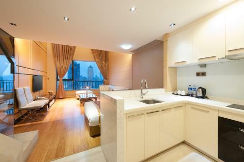 Guangzhou Yicheng Poly Central Pivot Apartment