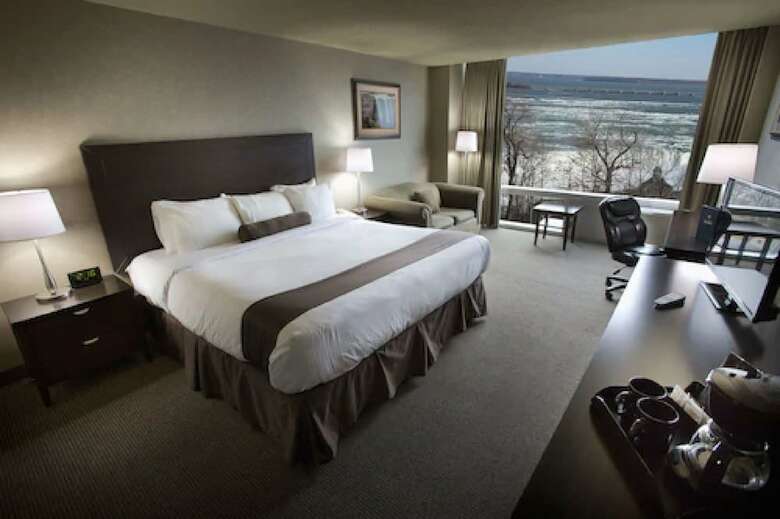 Oakes Hotel Overlooking The Falls