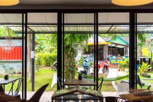 Monkey Dive Hostel Khaolak