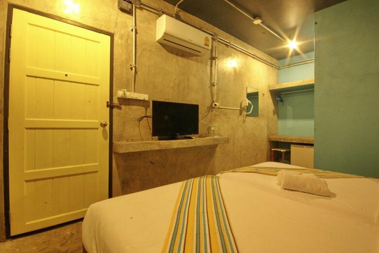 Hostal Khaolak Seafan Bed & Breakfast