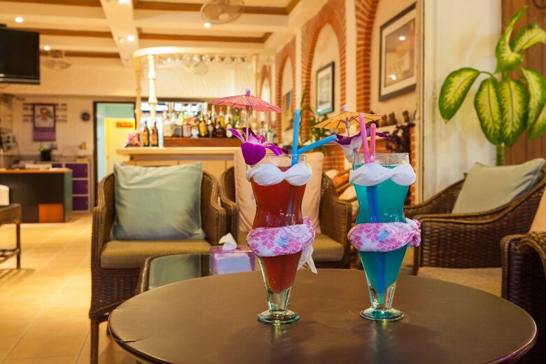 Hostal Karon Sunshine Guesthouse & Bar