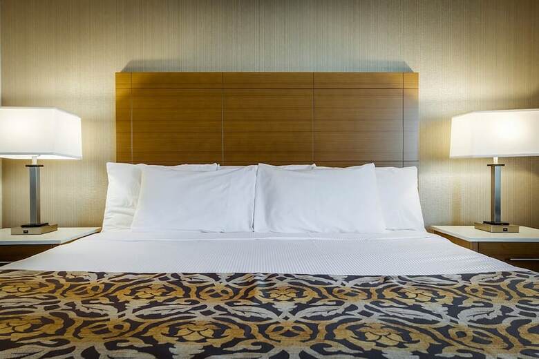 Hotel Monte Carlo Inns - Brampton Suites
