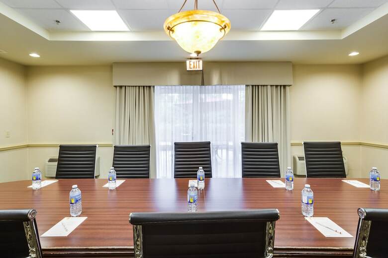 Hotel Monte Carlo Inns - Brampton Suites