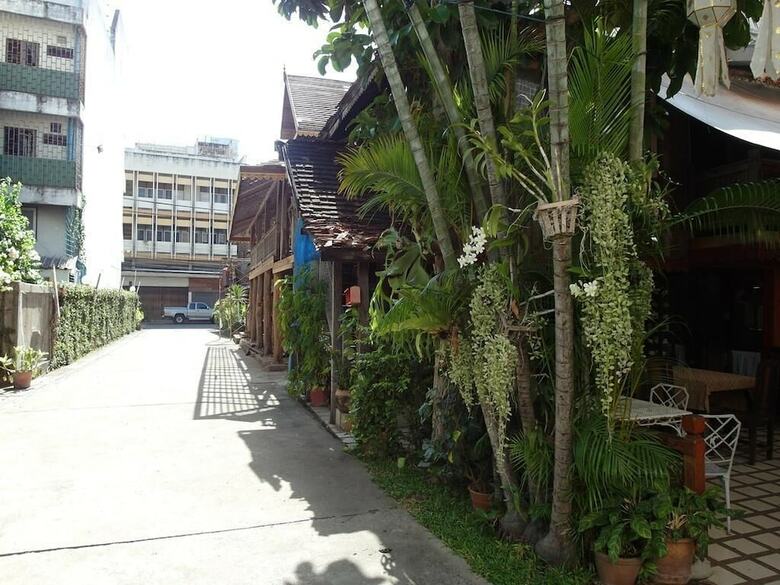 Hotel Tawan Court
