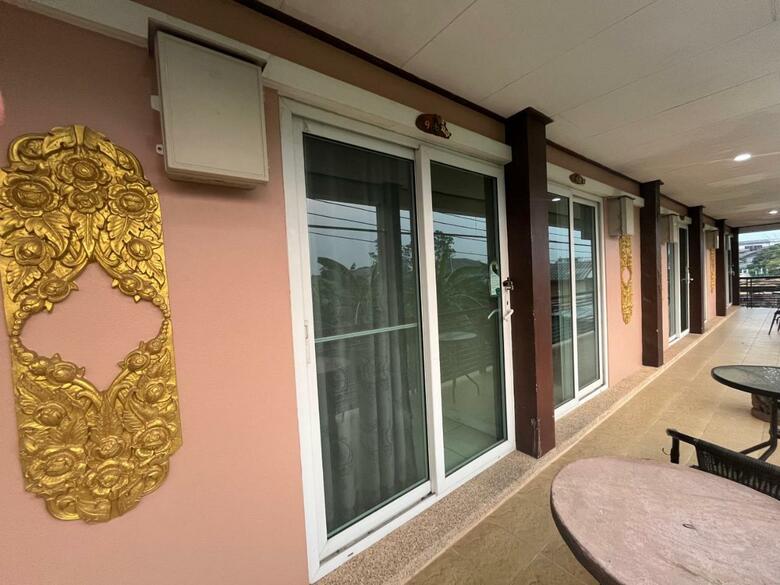 Hostal Baanbaramee Guesthouse