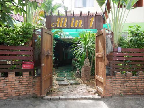 Hostal All In 1 Guesthouse