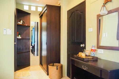 Hotel Lanta Castaway Beach Resort