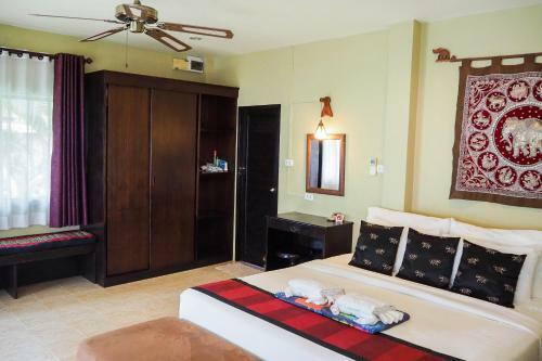 Hotel Lanta Castaway Beach Resort