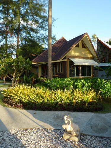 Hotel Lanta Castaway Beach Resort