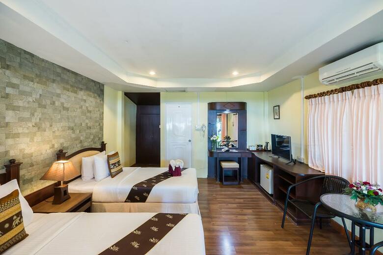 Hotel Kaw Kwang Beach Resort