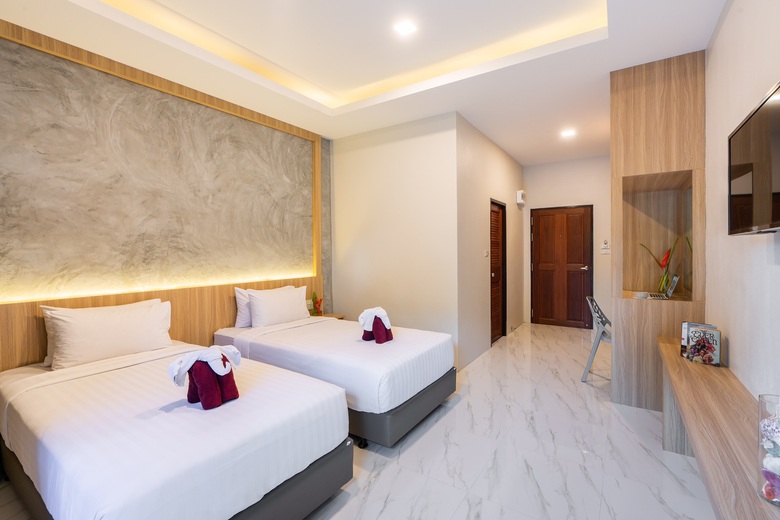 Hotel Kaw Kwang Beach Resort