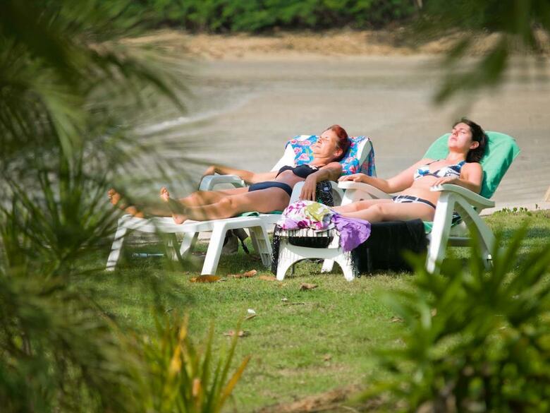Hotel Kaw Kwang Beach Resort