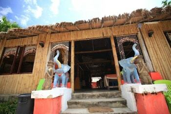Hotel Cha-ba Bungalow & Art Gallery