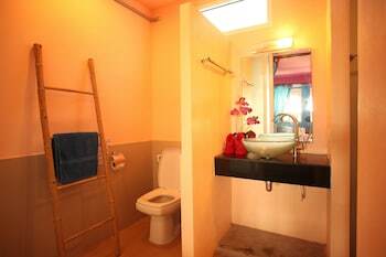Hotel Cha-ba Bungalow & Art Gallery