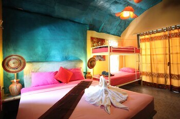 Hotel Cha-ba Bungalow & Art Gallery