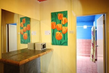 Hotel Cha-ba Bungalow & Art Gallery