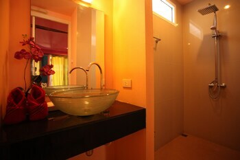Hotel Cha-ba Bungalow & Art Gallery
