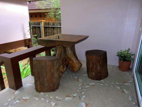 Lodge Baan Long Beach
