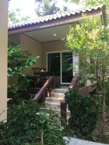 Lodge Baan Long Beach