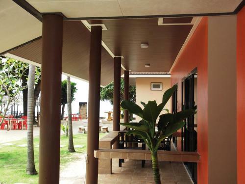 Lanta Bee Garden Bungalow