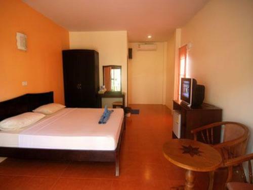 Lanta Bee Garden Bungalow