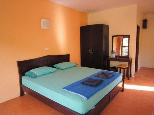 Lanta Bee Garden Bungalow
